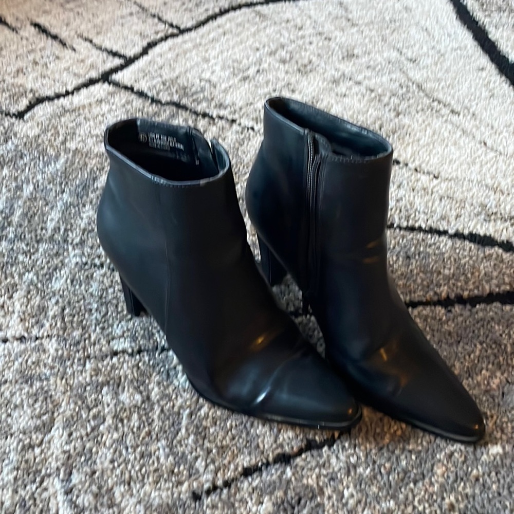 Black ladies shorty boots. Size 8-1/2.